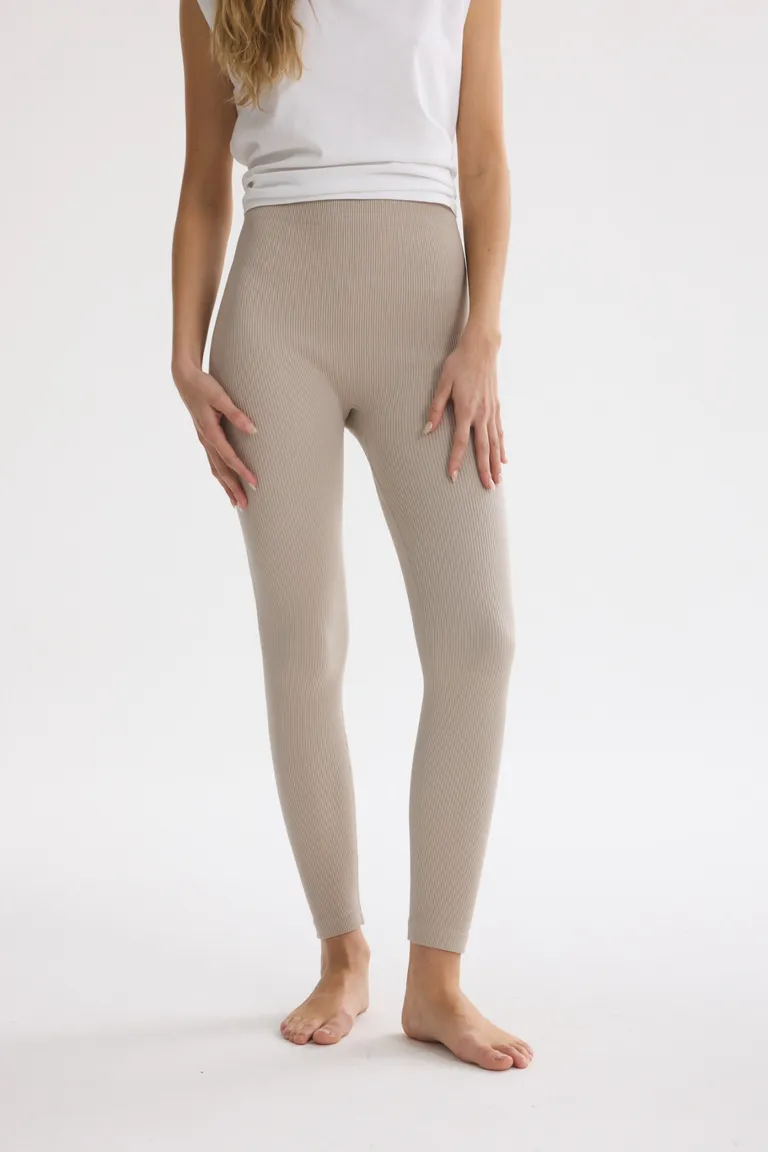 Pantalón beige de vestir para mujer - elegancia y comodidad en un solo diseño de Akiabara en Pantalones para argentina