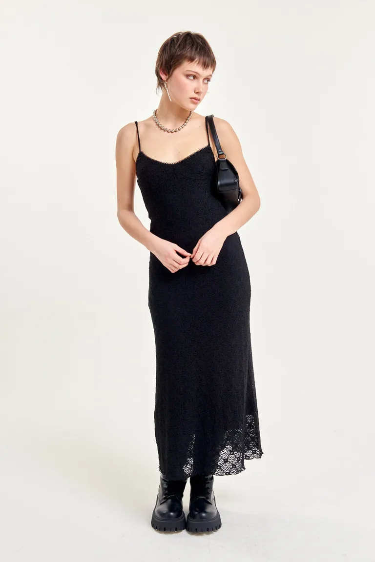 Vestido de encaje negro con escote en v y breteles ajustables de 47 Street en Vestidos para argentina