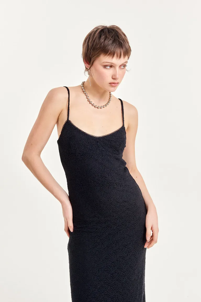 Vestido de encaje negro con escote en v y breteles ajustables de 47 Street en Vestidos para argentina