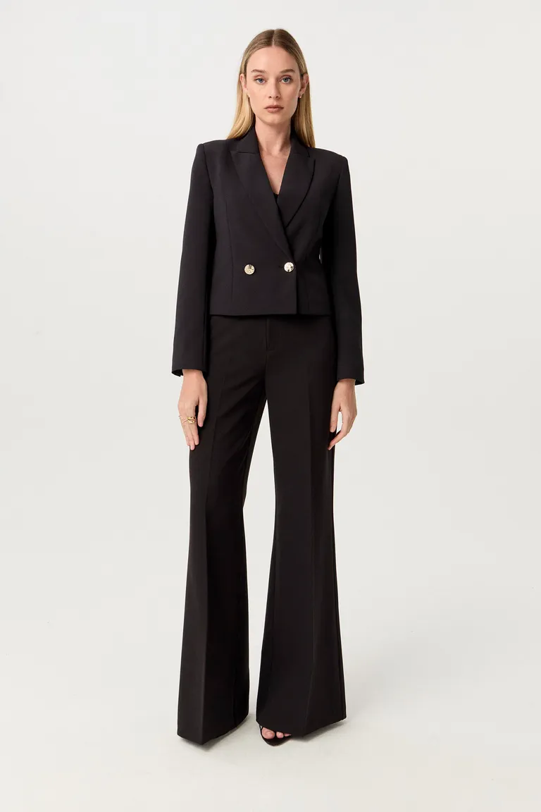 Pantalón de tiro alto y pierna ancha en un diseño elegante y moderno de Markova en Pantalones para argentina