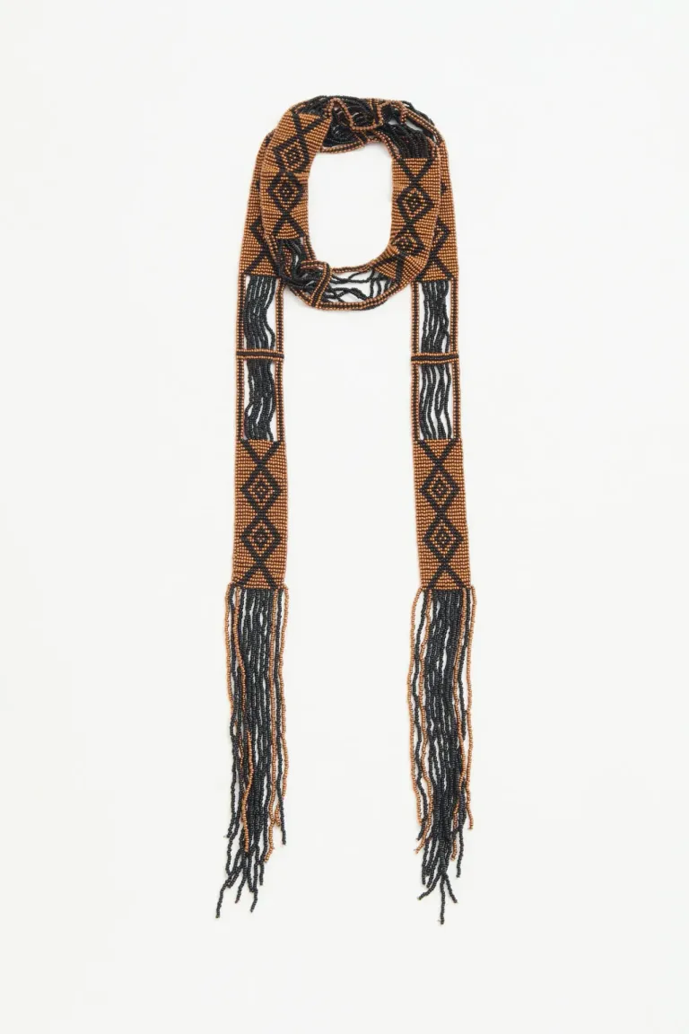 Pañuelo tejido a mano de diseño geométrico en tonos amarillos y dorados de Rapsodia en Bufandas y Pañuelos para argentina