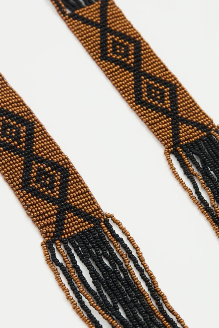 Pañuelo tejido a mano de diseño geométrico en tonos amarillos y dorados de Rapsodia en Bufandas y Pañuelos para argentina