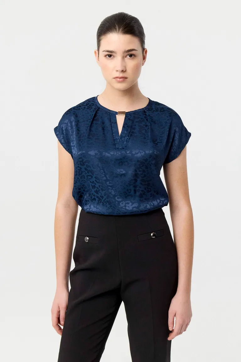 Blusa jacquard escote redondo con detalle metálico y mangas cortas de Markova en Blusas para argentina