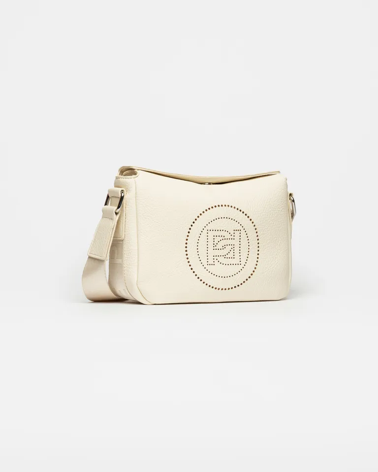 Bolso bandolera blanco con detalles en metal dorado y logo perforado de Prüne en Bolsos y Carteras para argentina