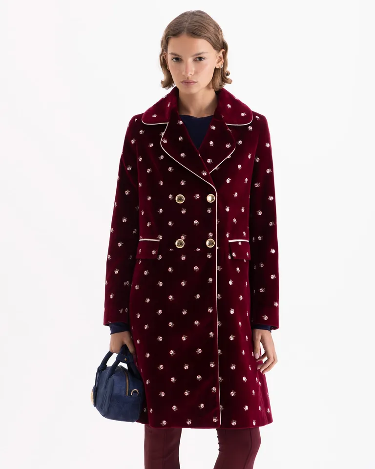 Tapado largo con cuello solapa, cierre frontal y diseño estampado estructurado con hombreras de Jazmin Chebar en Tapados para argentina