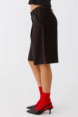 Jorts largos entallados jeni negro de Peppermayo en Shorts para argentina
