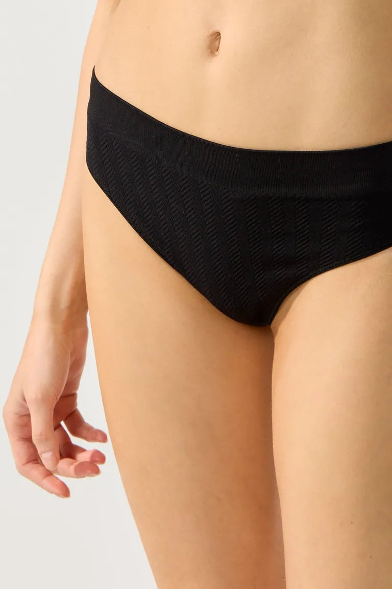 Conjunto de bikini sin costuras negro de diseño minimalista y ajuste perfecto de Cuesta Blanca en Swimwear y Beachwear para argentina