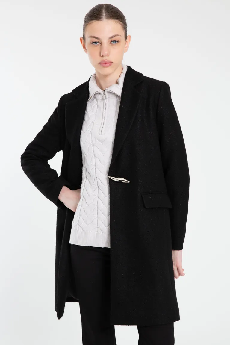 Tapado largo entallado con solapas clásicas bolsillos laterales y cierre con botón central de Naíma en Tapados para argentina