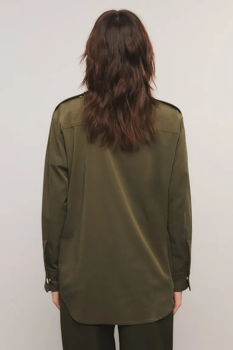 Camisa de corte regular con bolsillos frontales, canesú en espalda y cierre frontal con broches a presión de Kosiuko en Camisas para argentina