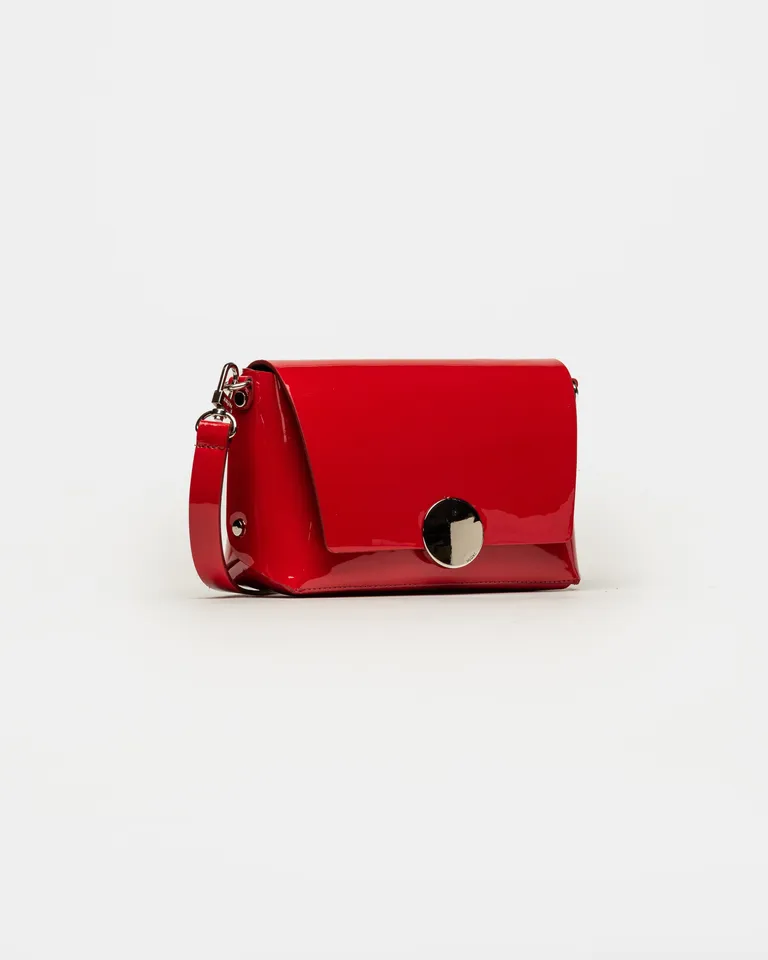 Bandolera de cuero charol rojo con herraje circular y cierre magnético de Prüne en Bolsos y Carteras para argentina
