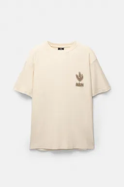 Remera bordados de plantas de Pull&Bear en Remeras y Polos para argentina