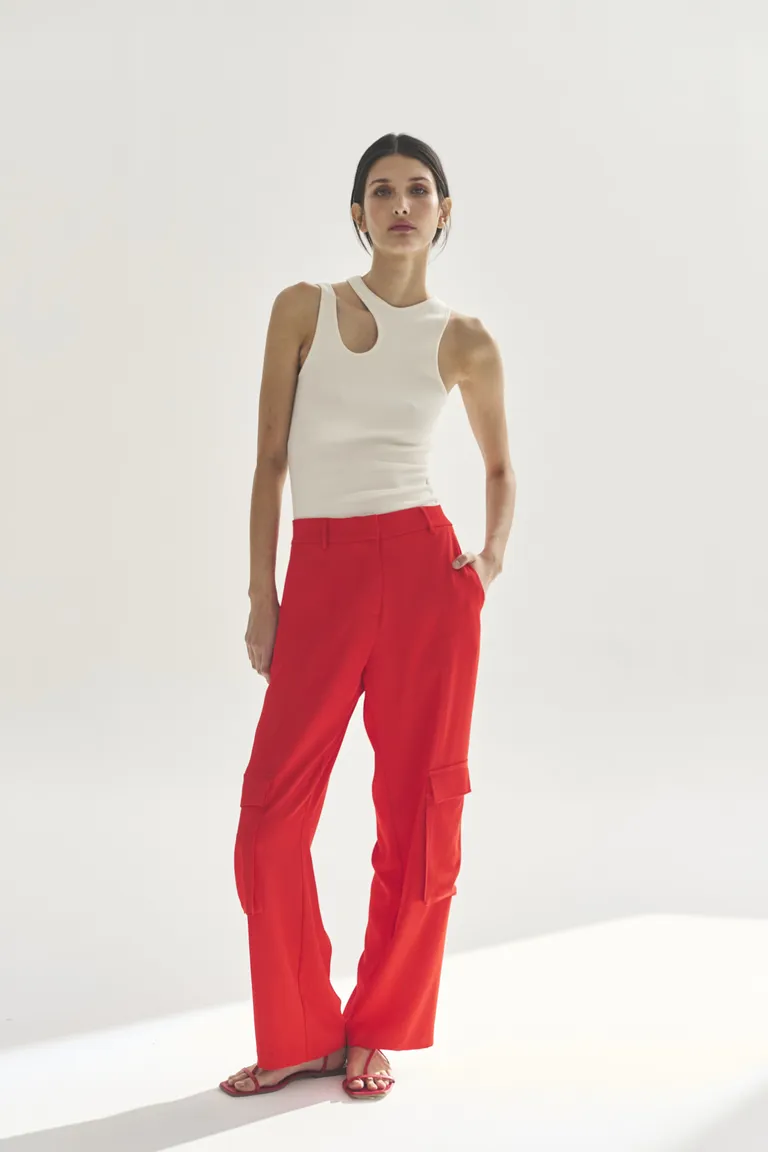 Musculosa asimétrica de corte moderno y diseño diferencial en color rojo de Akiabara en Tops para argentina