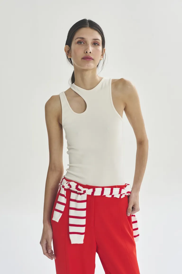 Musculosa asimétrica de corte moderno y diseño diferencial en color rojo de Akiabara en Tops para argentina