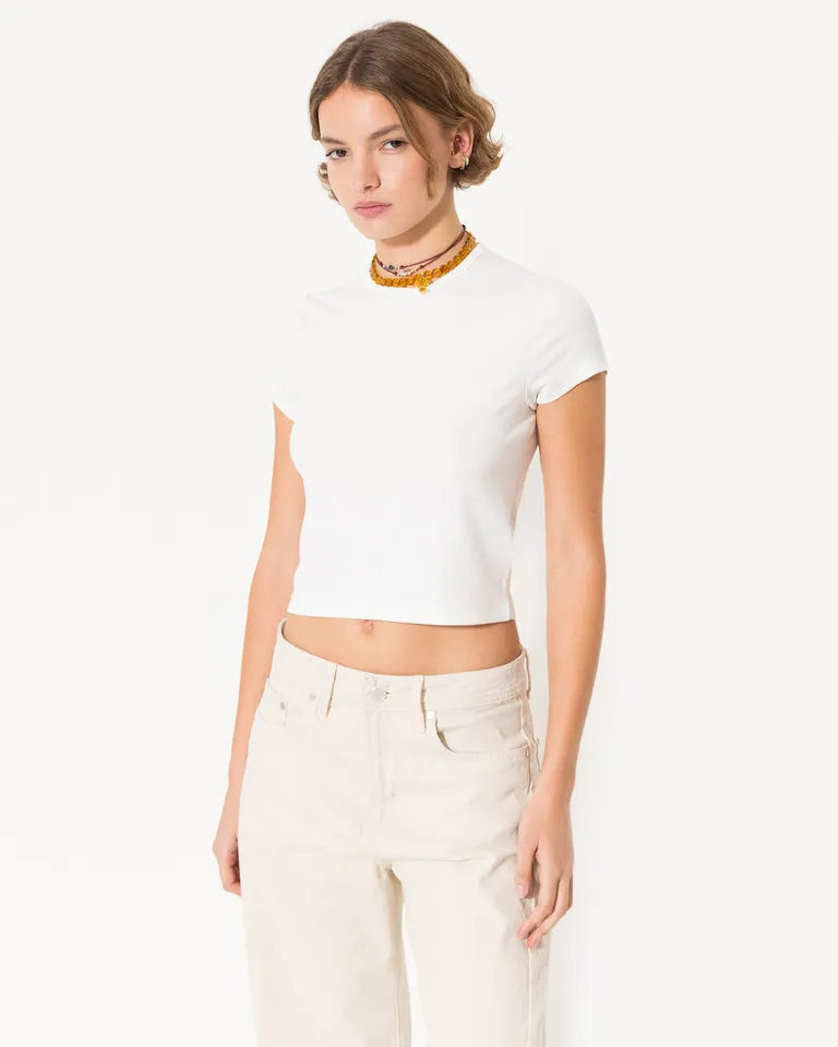 Remera de punto con escote redondo y mangas cortas para un estilo femenino y sofisticado de Jazmin Chebar en Remeras para argentina