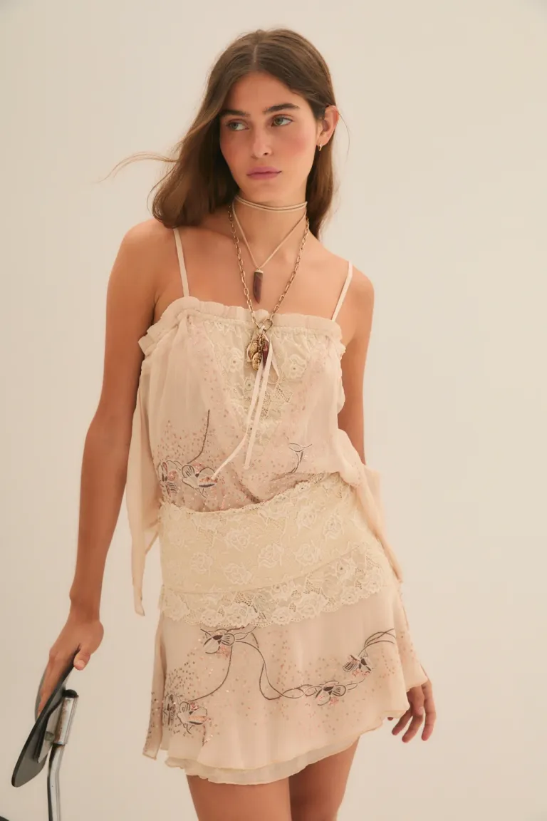 Falda corta con bordados y detalles en puntilla de Rapsodia en Faldas para argentina