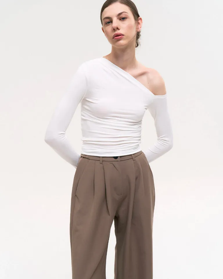 Top asimétrico de un hombro en tela modal para un look sofisticado y elegante de Sky en Tops para argentina