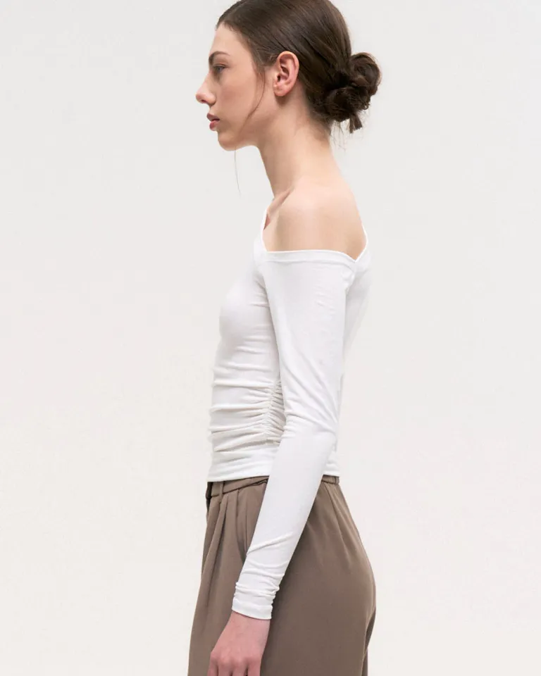 Top asimétrico de un hombro en tela modal para un look sofisticado y elegante de Sky en Tops para argentina