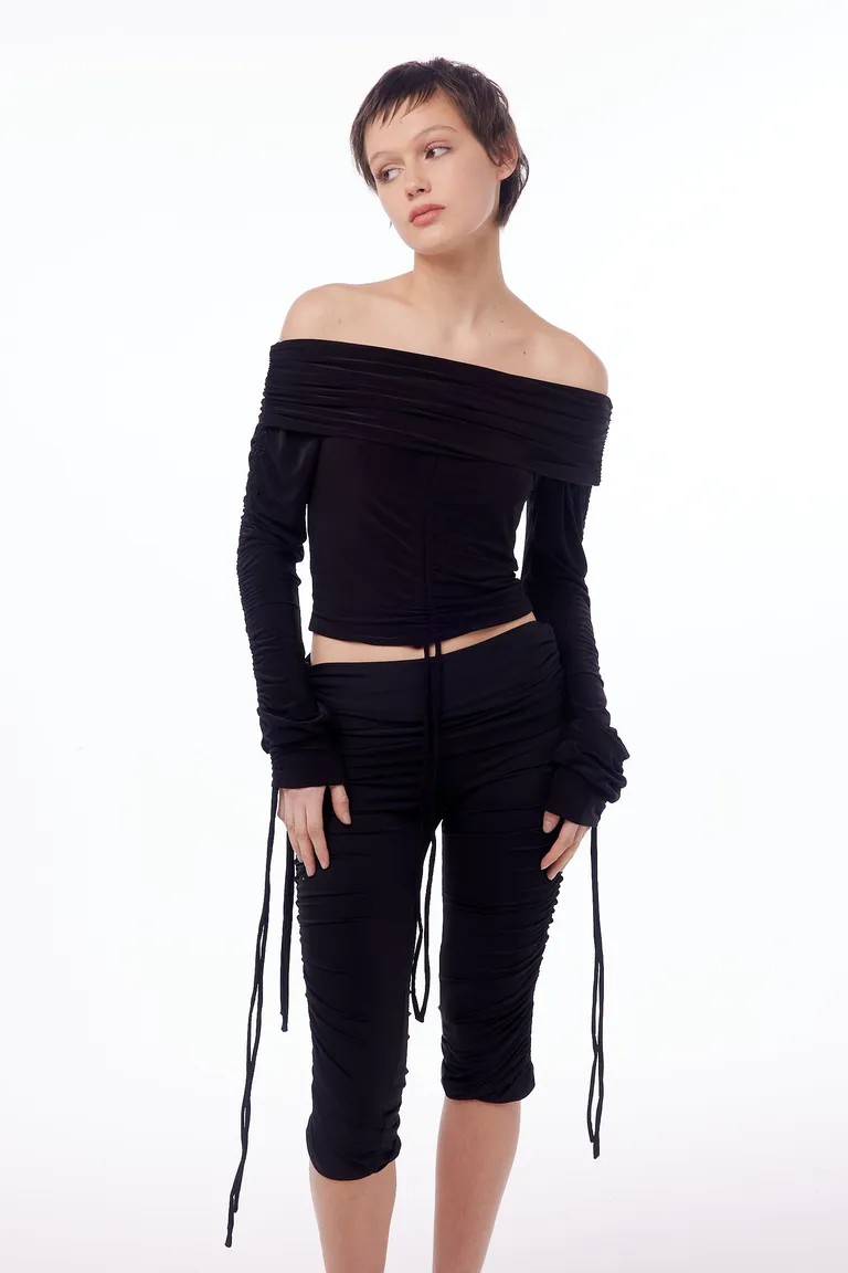 Pantalón Capri de Microfibra Negra con Detalles Fruncidos y Cintura Ajustable de Black Mamba en Pantalones para argentina