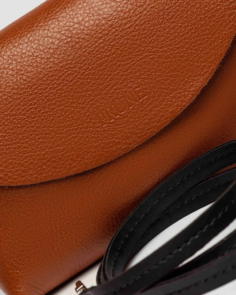 Bolso de mano de cuero satinado en color marrón, ideal para looks elegantes y prácticos de Prüne en Bolsos y Carteras para argentina