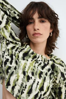 Blusa estampada con lazo de Mango en Blusas para argentina
