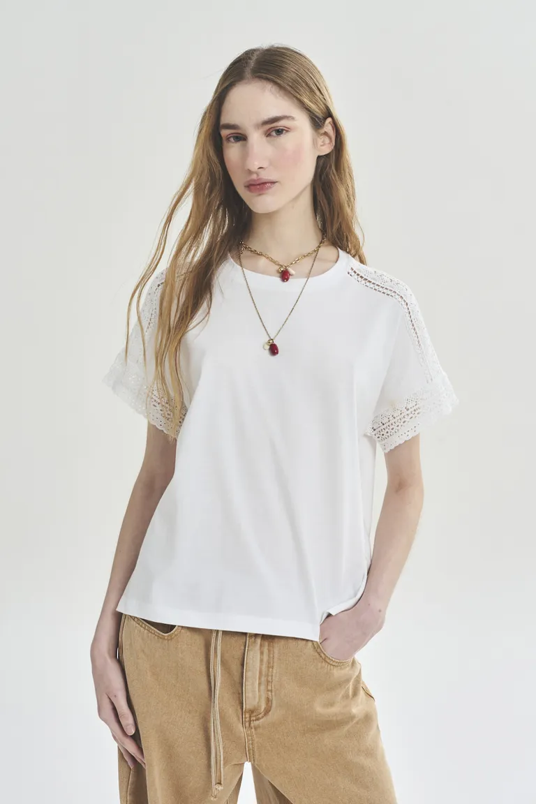 Remera blanca de cuello redondo, diseño sencillo y versátil para mujer de Akiabara en Remeras para argentina