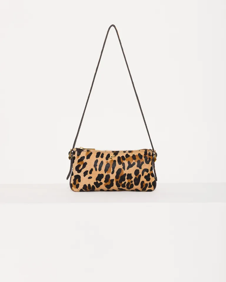 Bolso de mano con estampado animal print y detalles metálicos de Jazmin Chebar en Bolsos y Carteras para argentina