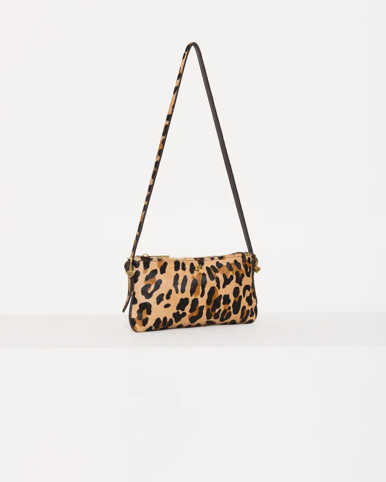 Bolso de mano con estampado animal print y detalles metálicos de Jazmin Chebar en Bolsos y Carteras para argentina