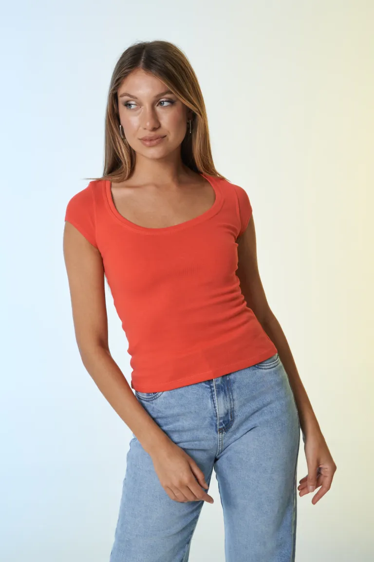 Remera básica de excelente calidad para mujer en color rojo de Apricot en Remeras para argentina