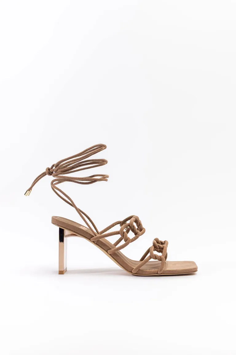Sandalias altas estilo romano de tiras finas que anudan formando eslabones de Mishka en Sandalias para argentina