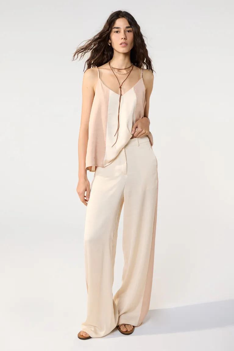 Pantalón de corte ancho con detalles de recortes en sedita lisa de Cuesta Blanca en Pantalones para argentina