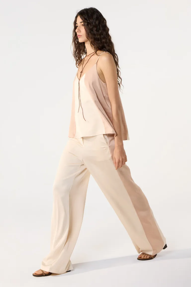 Pantalón de corte ancho con detalles de recortes en sedita lisa de Cuesta Blanca en Pantalones para argentina