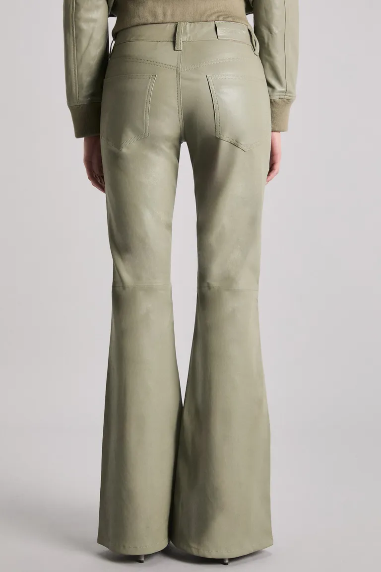 Pantalón de cuero de corte boot cut en tono verde para mujer de Kosiuko en Pantalones para argentina