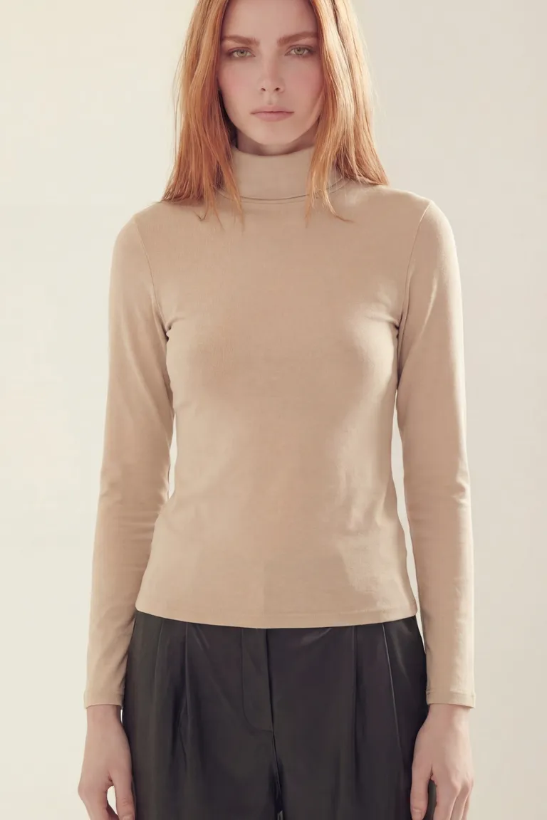 Remera de mujer con cuello alto y mangas largas de calce entallado de Akiabara en Remeras para argentina