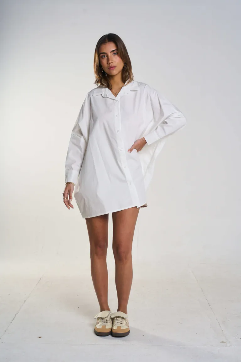 Camisa oversize blanca de poplin con diseño cuadrado y pinzas en la espalda de Belle en Camisas para argentina