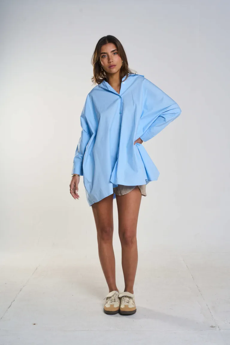Camisa oversize blanca de poplin con diseño cuadrado y pinzas en la espalda de Belle en Camisas para argentina