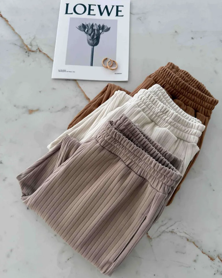 Pantalones plisados de corte elegante y diseño moderno para mujer de Hesed en Pantalones para argentina