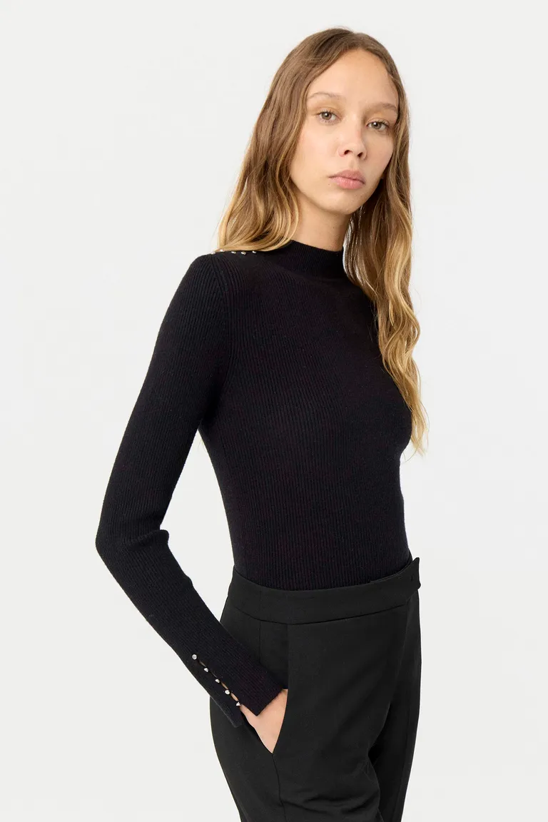 Remera de punto acanalado con cuello alto, mangas largas y detalle de remaches metálicos en hombros de Markova en Remeras para argentina