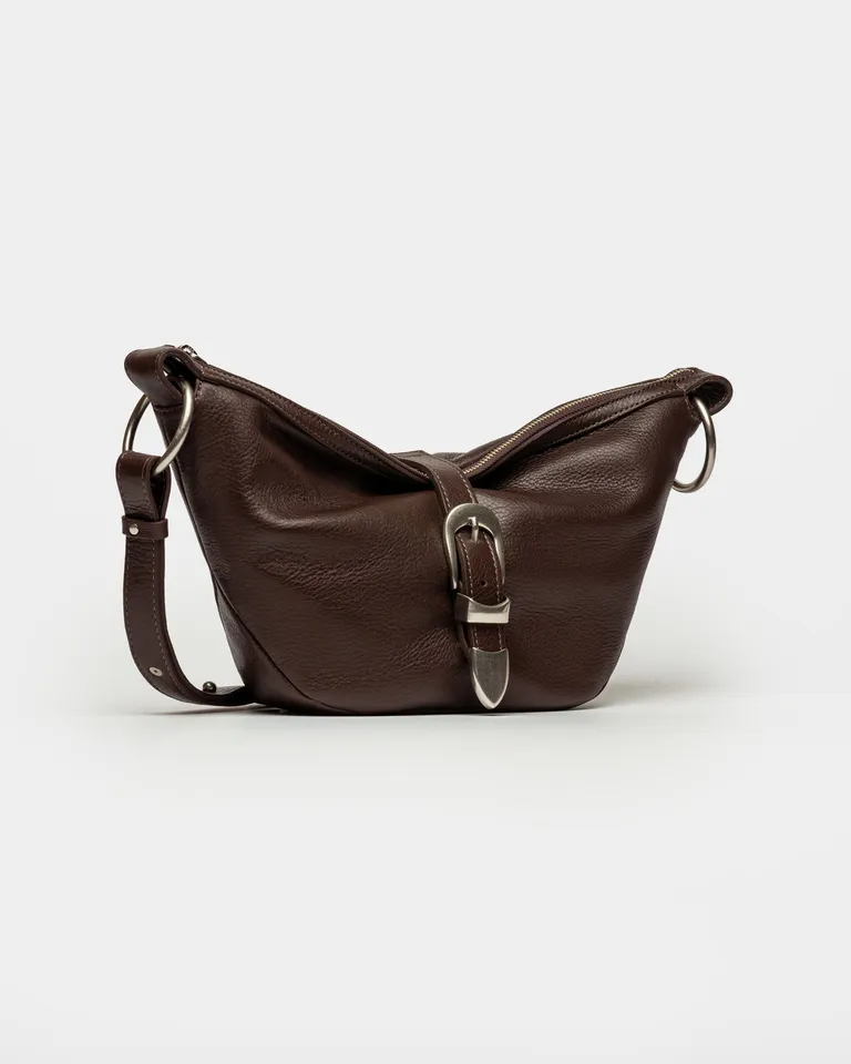 Bandolera de cuero satinado con hebilla central metálica de Prüne en Bolsos y Carteras para argentina