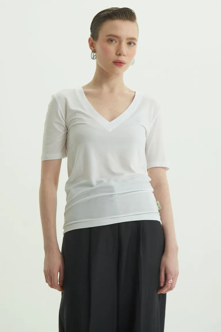 Remera de manga corta y escote profundo para mujer, un básico fresco y versátil de Las Pepas en Remeras para argentina