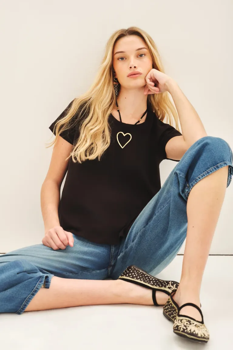 Remera básica de algodón con estilo y comodidad para mujeres de Rapsodia en Remeras para argentina