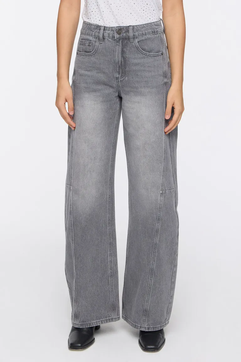 Pantalón jean recto holgado con costuras laterales y estilo carpintero de Cuesta Blanca en Pantalones para argentina