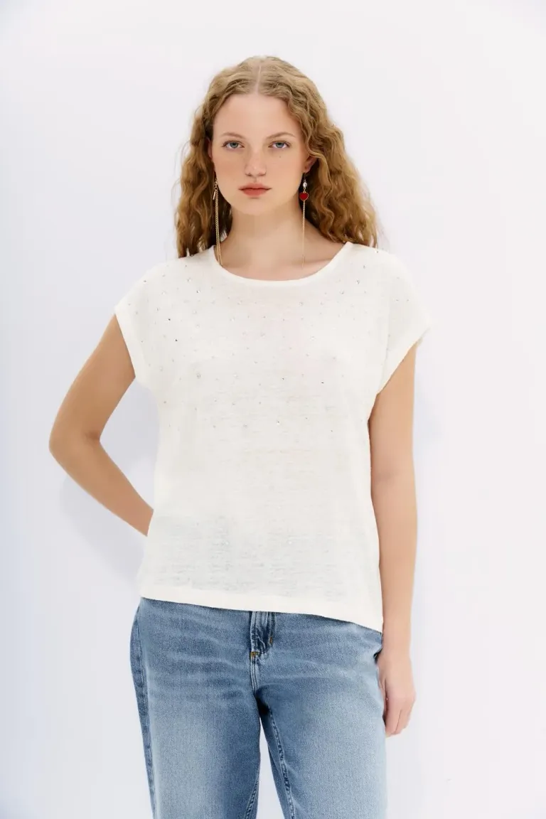 Remera de lino blanca con brillante aplicación de strass en el cuerpo de Rapsodia en Remeras para argentina