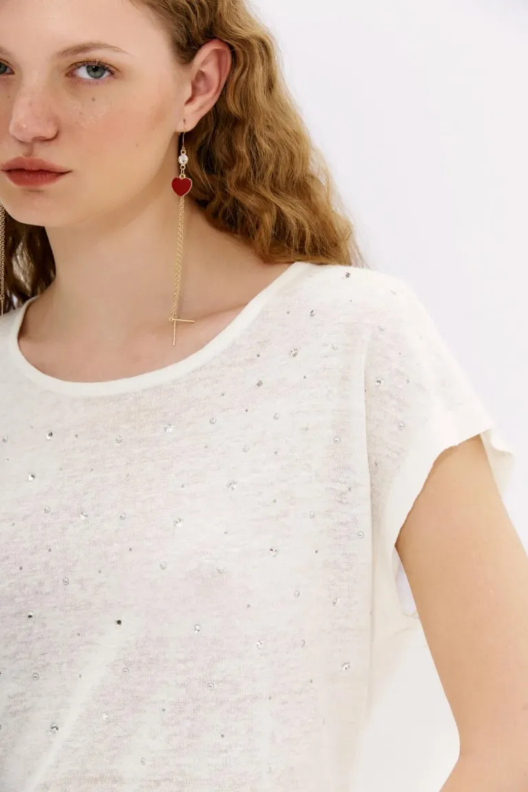 Remera de lino blanca con brillante aplicación de strass en el cuerpo de Rapsodia en Remeras para argentina