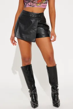 Falda pantalón cuero sintético de Fashion Nova en Shorts para argentina