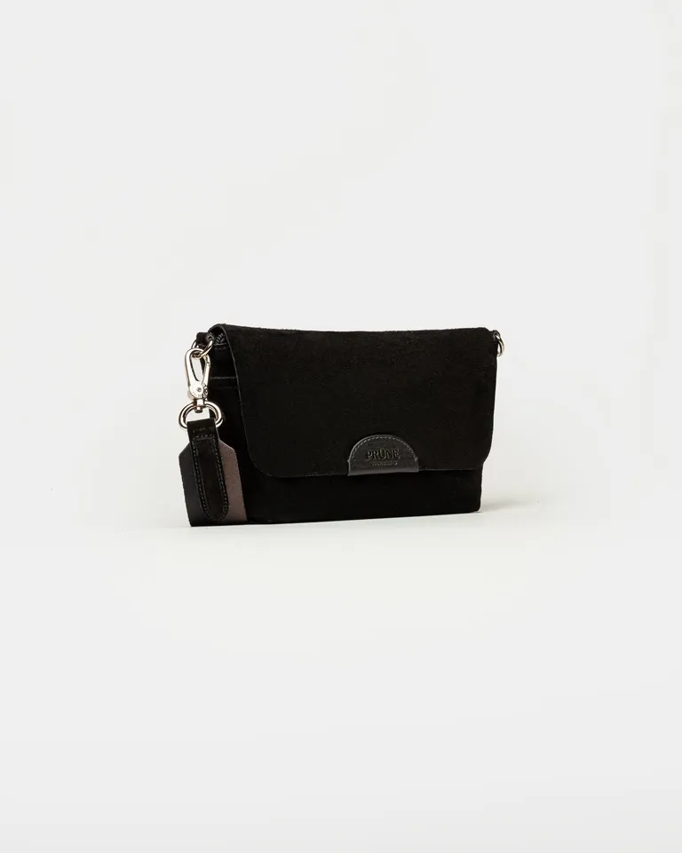 Mini cartera bandolera rectangular con solapa frontal, correa ajustable y detalle de marca grabado de Prüne en Bolsos y Carteras para argentina