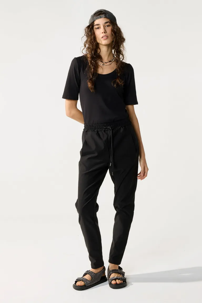 Pantalón negro de bengalina con cintura elástica y cordón para ajuste de Cuesta Blanca en Pantalones para argentina