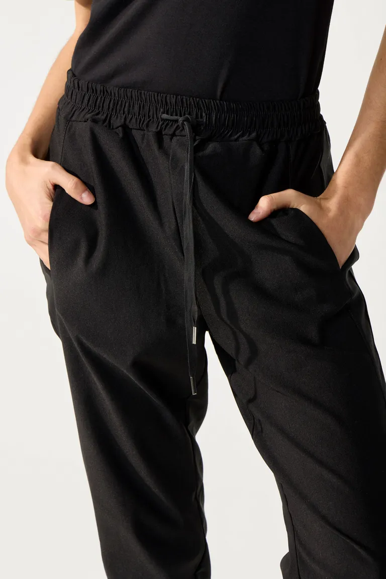 Pantalón negro de bengalina con cintura elástica y cordón para ajuste de Cuesta Blanca en Pantalones para argentina