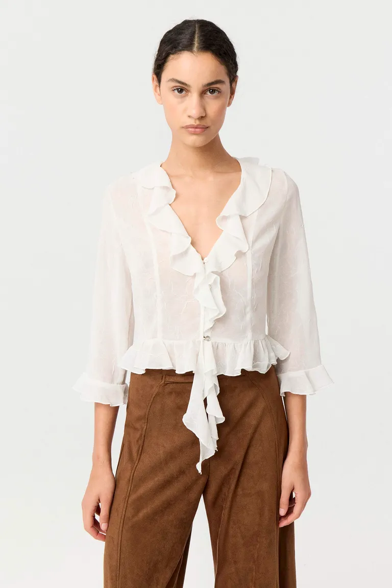 Blusa con volados en escote, mangas largas y detalle de botones frontales de Markova en Blusas para argentina