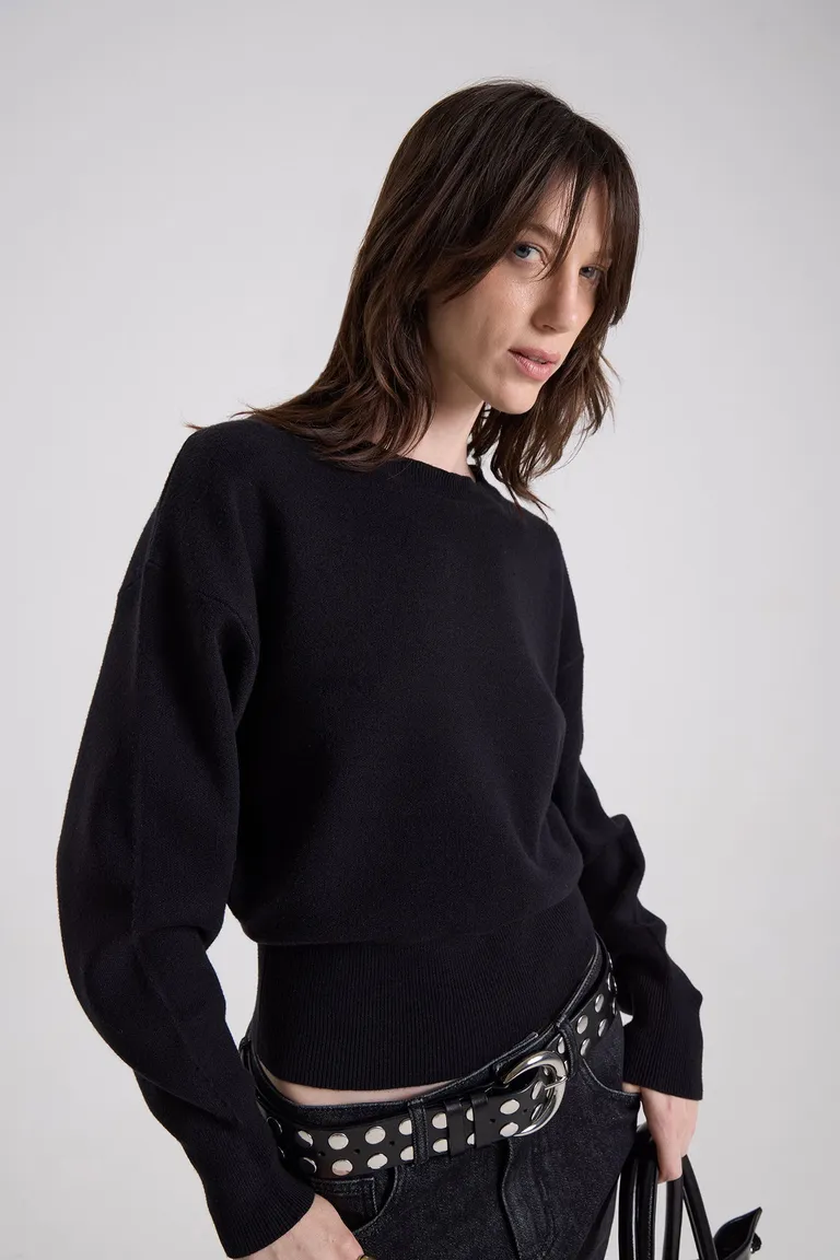 Sweater tejido con detalle de rib en cintura y mangas con bordado frontal de Maria Cher en Buzos y Sweaters para argentina