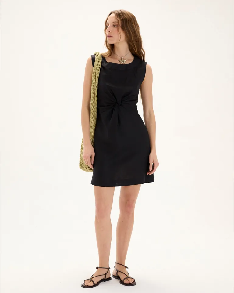 Vestido de lino de diseño minimalista con corte musculosa y drapeado sutil de Blue Sheep en Vestidos para argentina